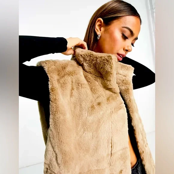 BNWT Dynamite Beige Faux Fur Vest With Pockets - XS - Picture 1 of 7